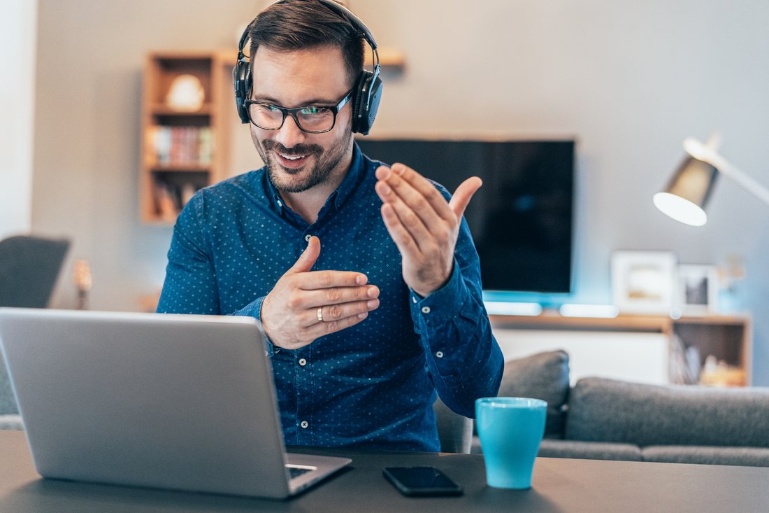 How to Stay Focused During Long Zoom Meetings Without Drifting Off