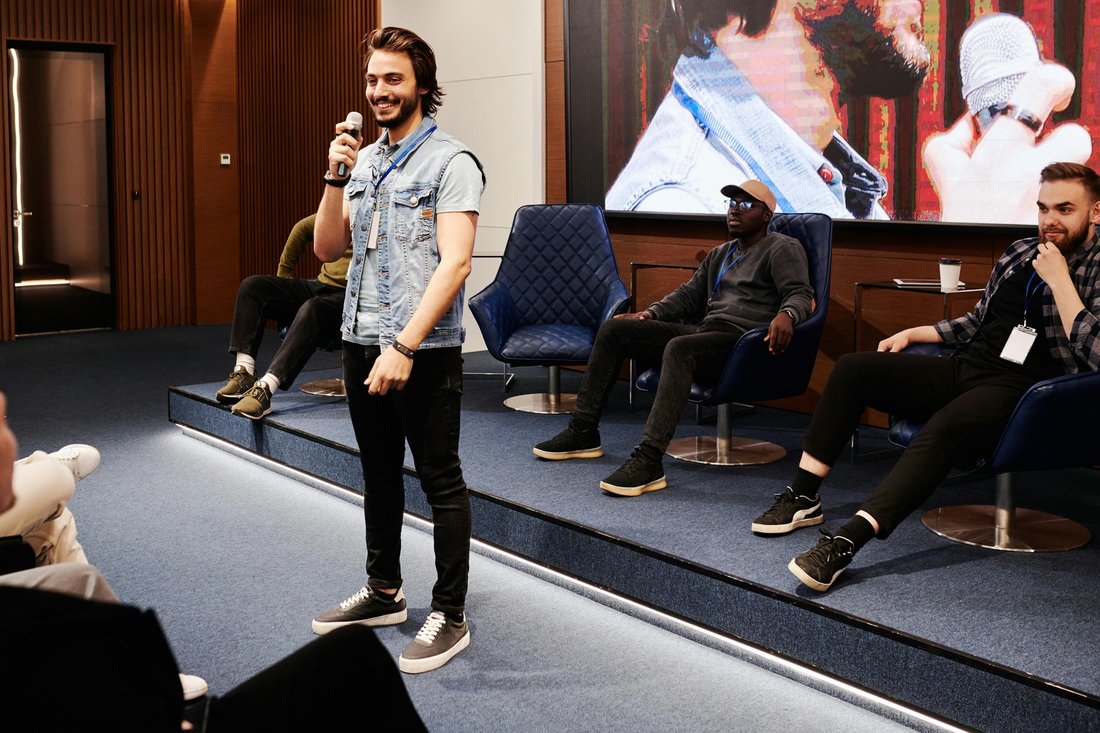 How to Master Public Speaking for Introverts Using the Spotlight Method