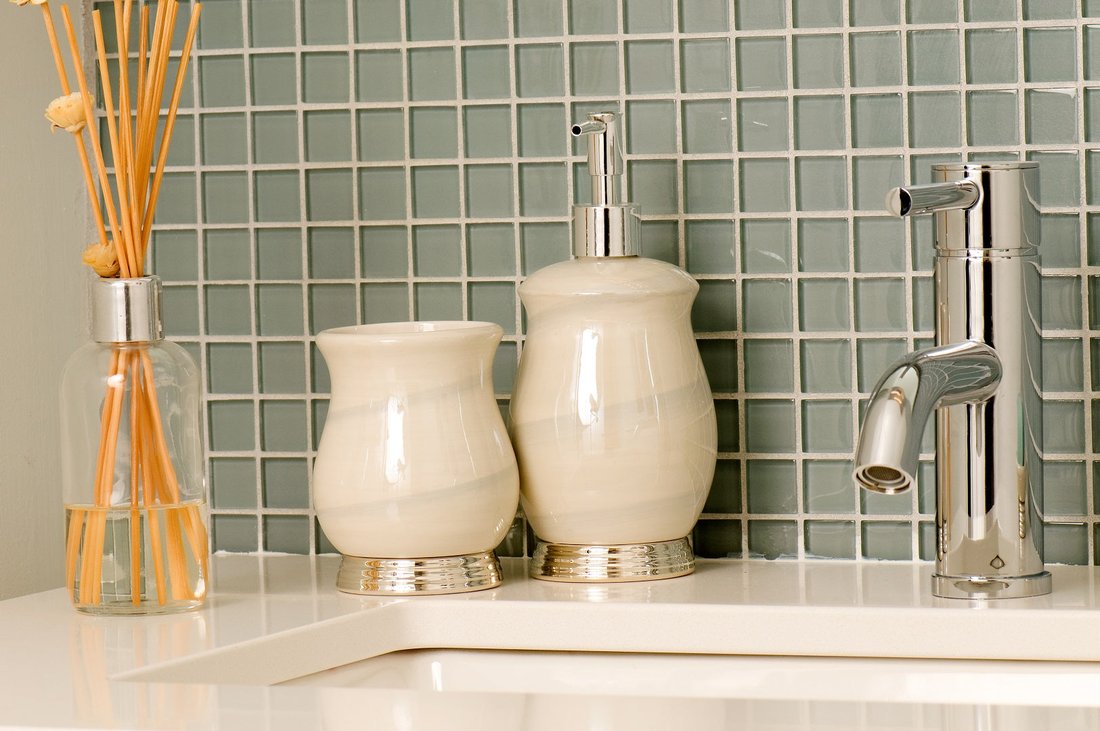 How to Make Your Home Smell Like a Luxury Hotel Using Essential Oils