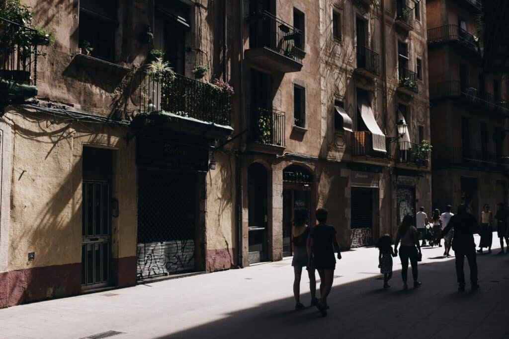 Hidden Gems: How to Find Non-Touristy Spots in Major Cities